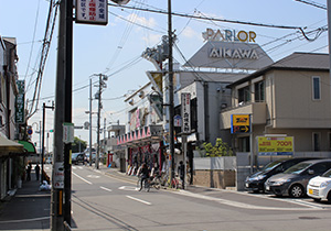 2.右手のパチンコ屋さんを目印に直進します。