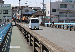 3.直進を続けると川を渡る橋が出てくるので橋を渡ります。