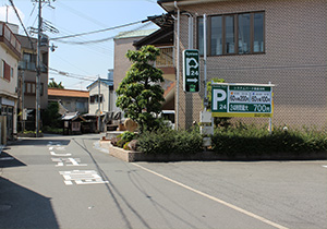 5.道なりに進むと右手にパーキング、更に直進すると、右手に公園が出てきます。